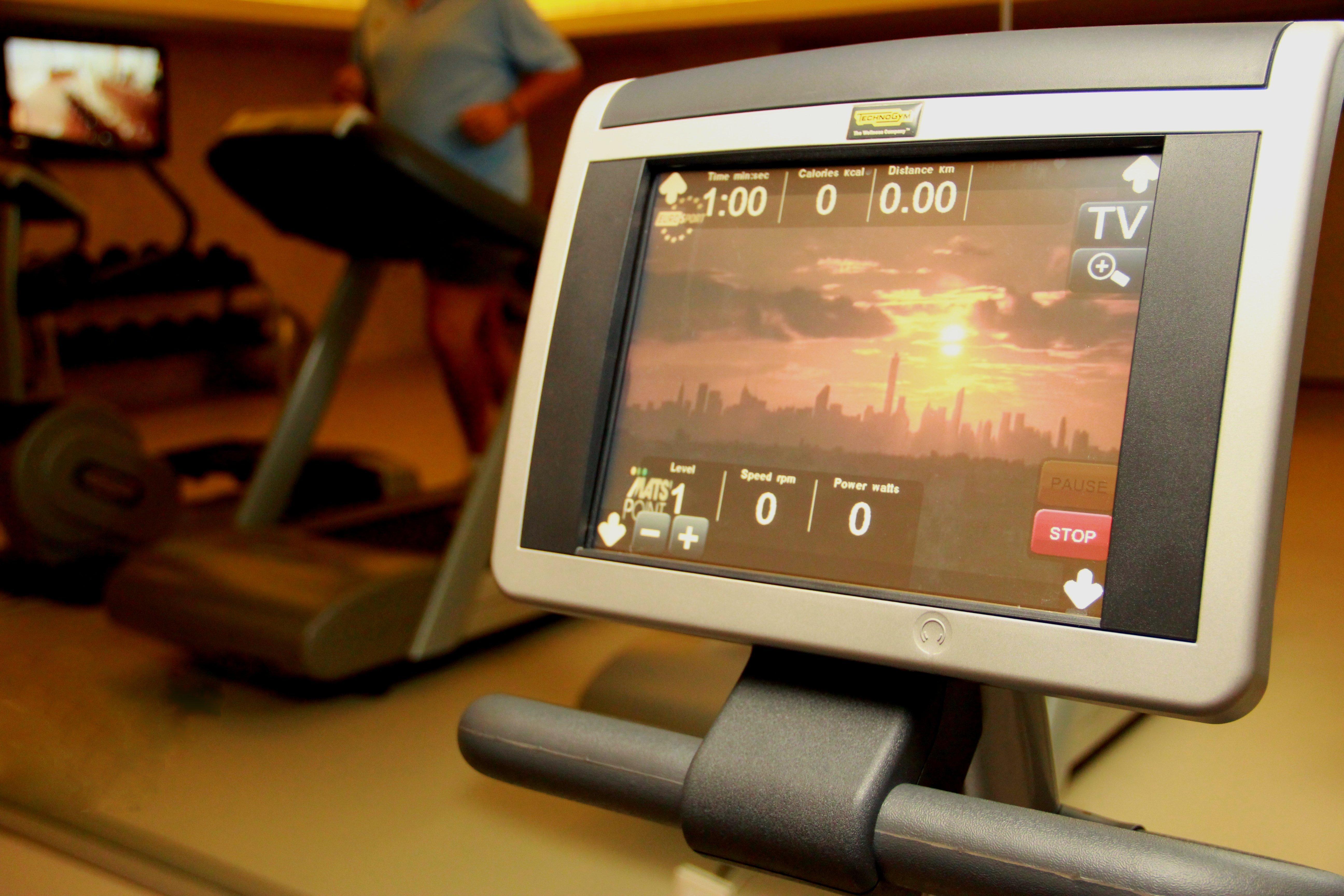 クラウンプラザ ヴィラモーラ ヴィラモウラ エクステリア 写真 A treadmill console