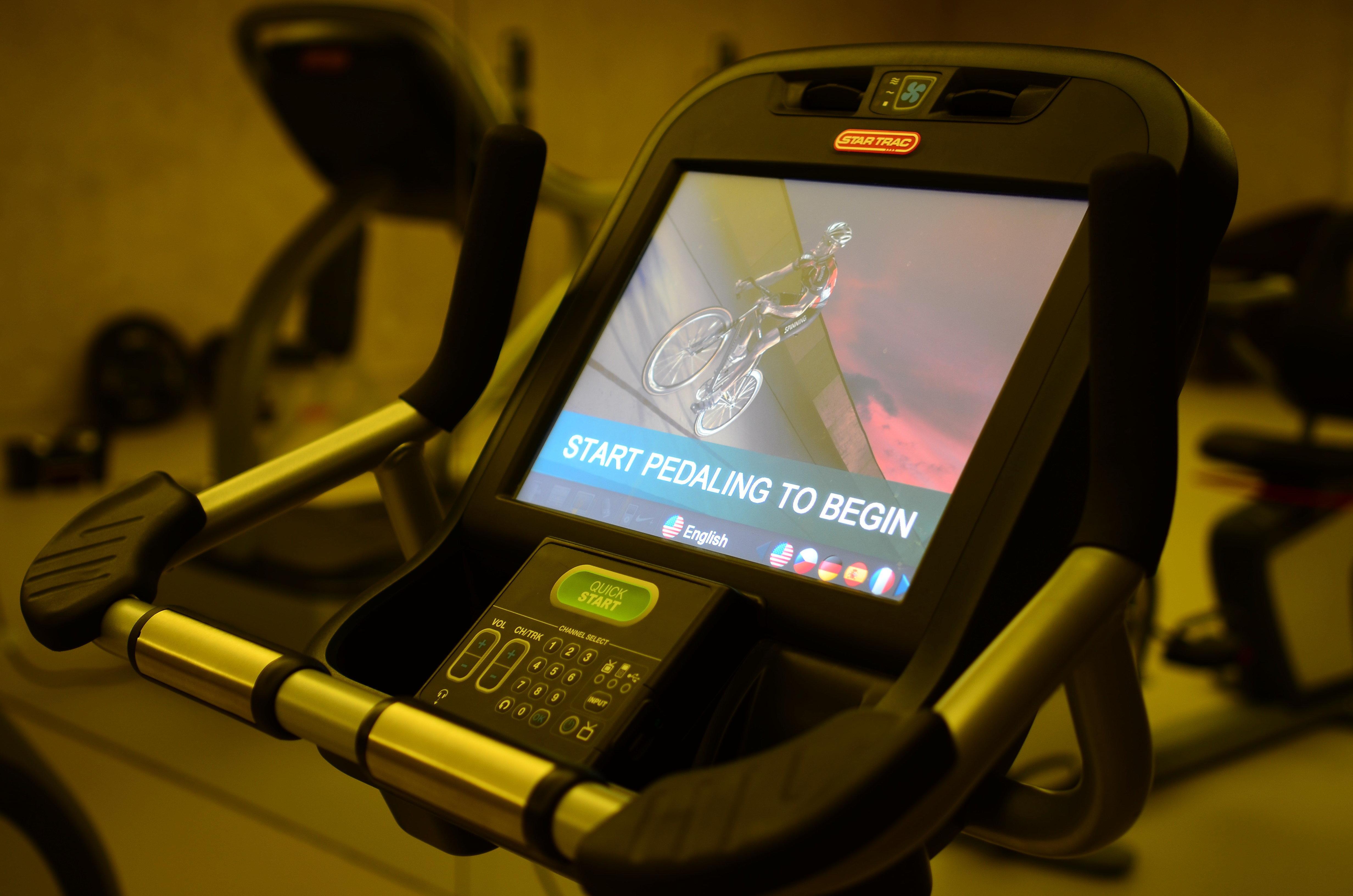 クラウンプラザ ヴィラモーラ ヴィラモウラ エクステリア 写真 A stationary bicycle console