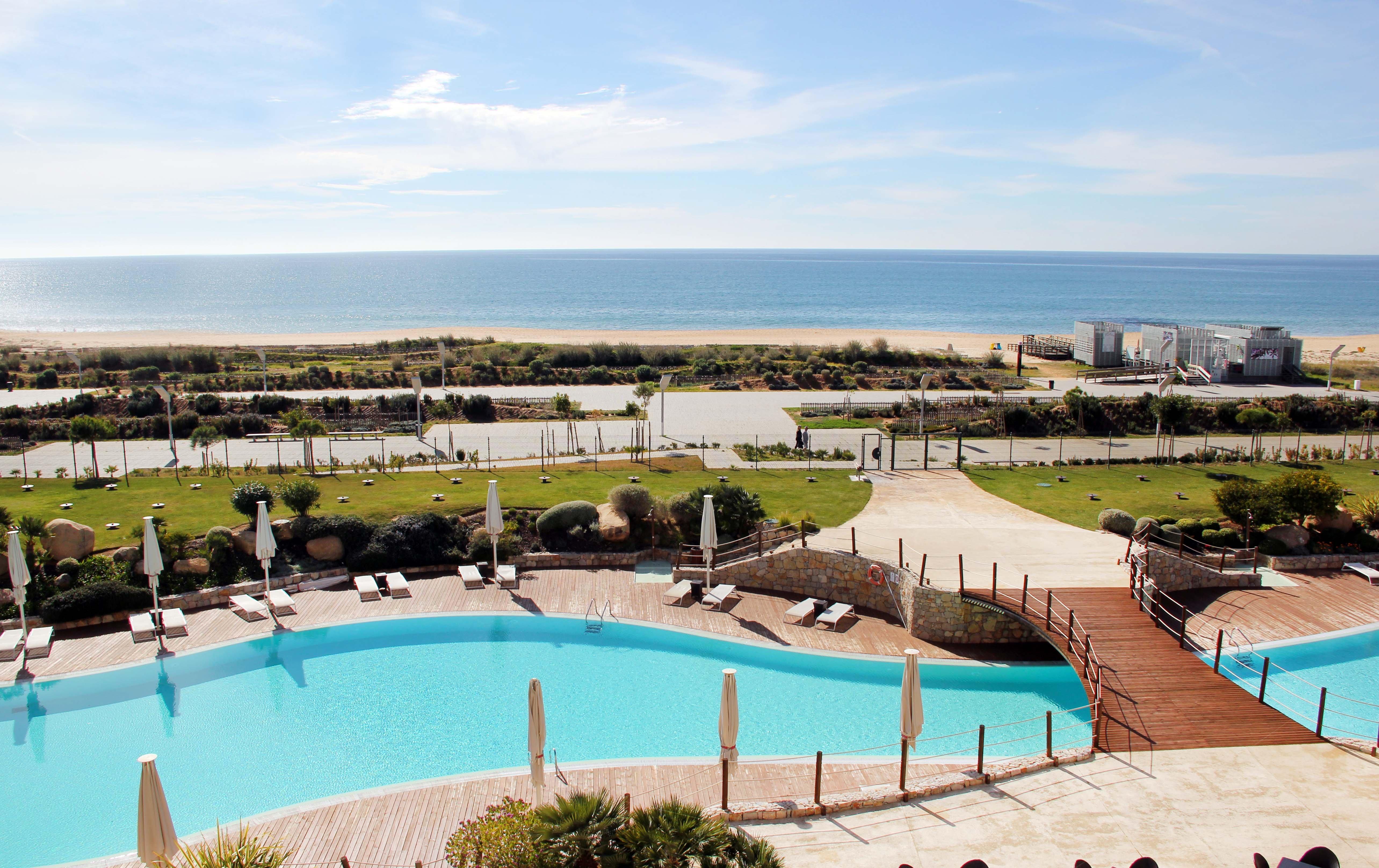 クラウンプラザ ヴィラモーラ ヴィラモウラ エクステリア 写真 View of the beach from the hotel