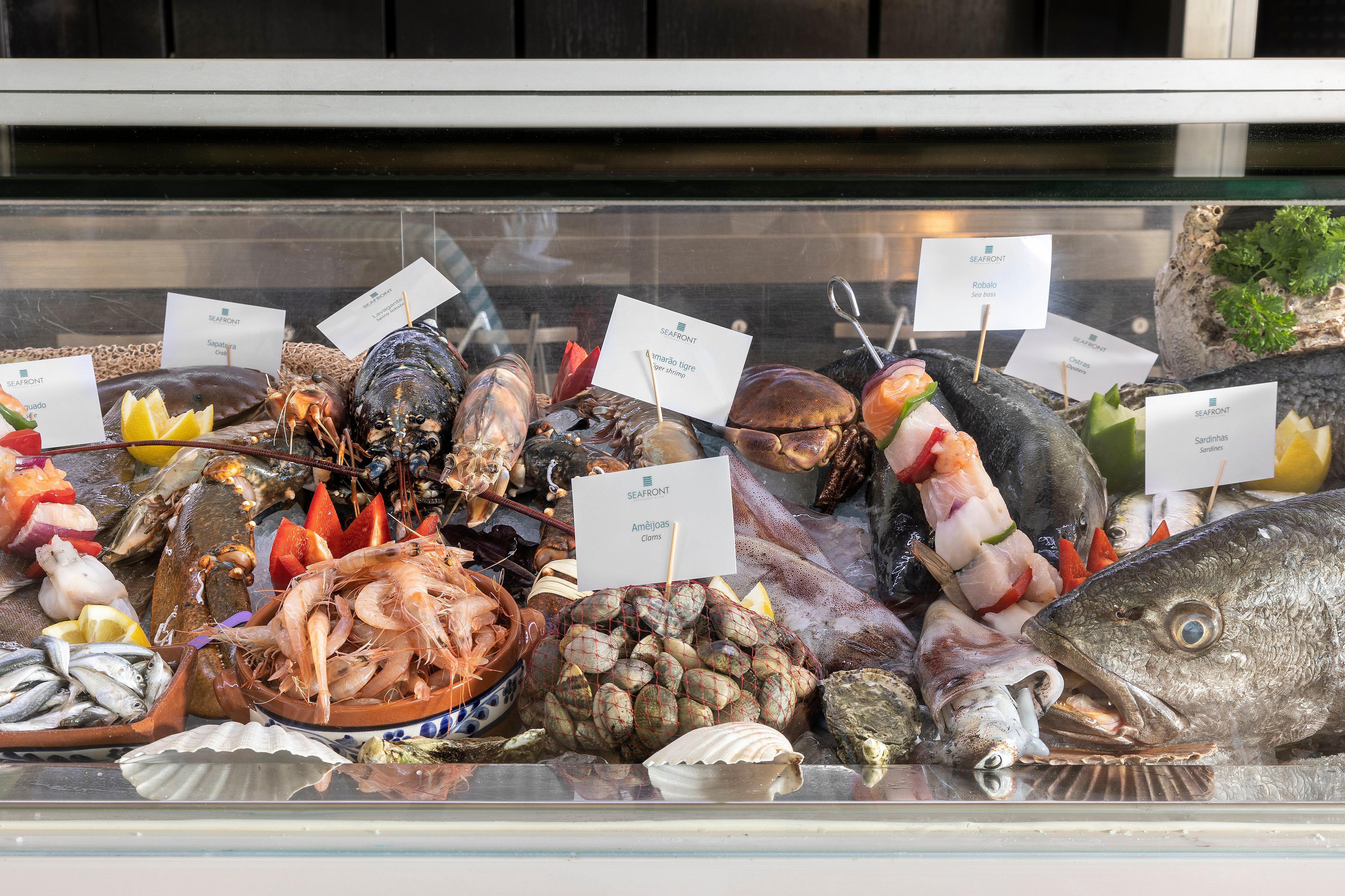 クラウンプラザ ヴィラモーラ ヴィラモウラ エクステリア 写真 Seafood display at a restaurant