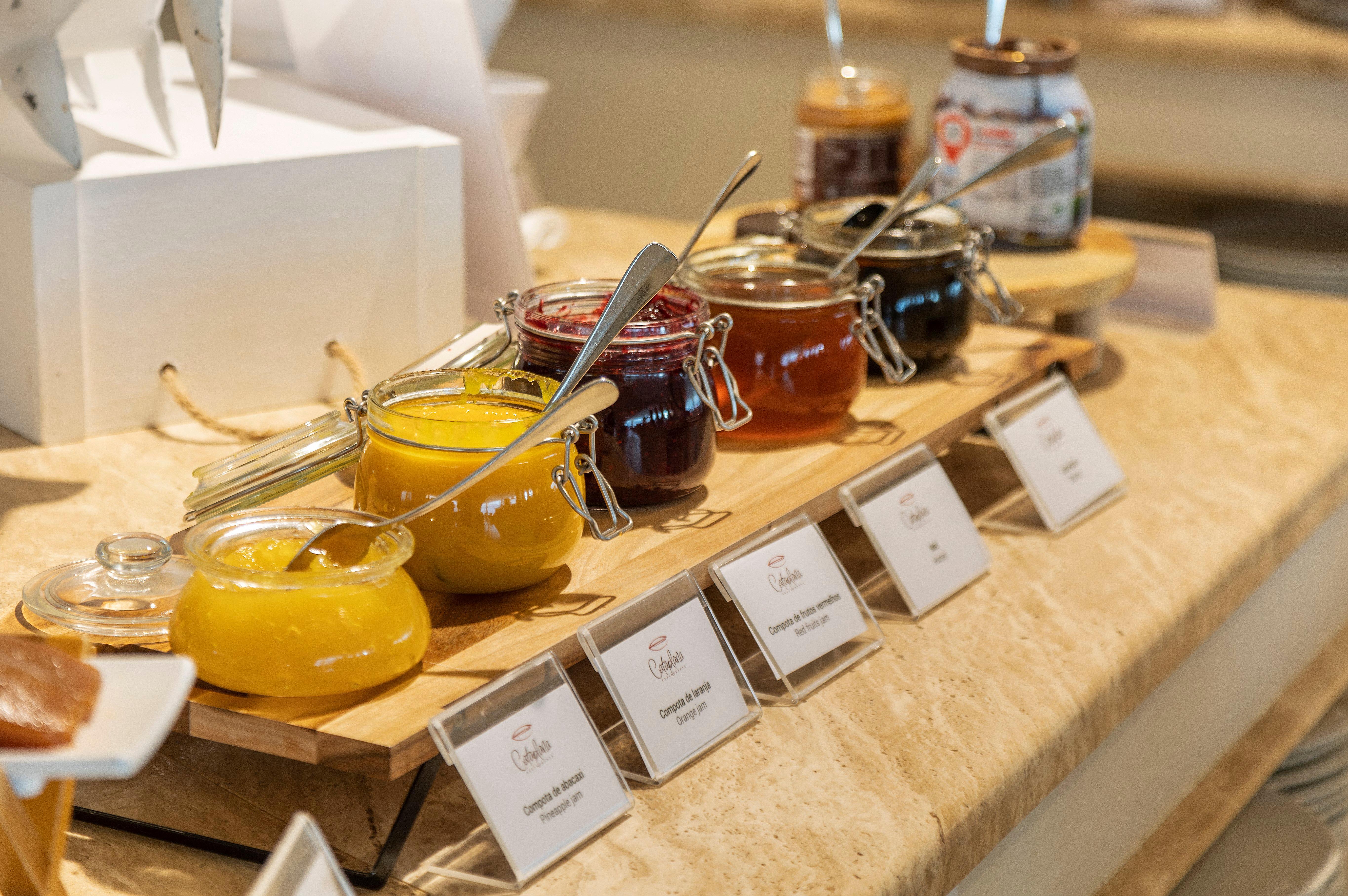 クラウンプラザ ヴィラモーラ ヴィラモウラ エクステリア 写真 Jams and honey at a buffet